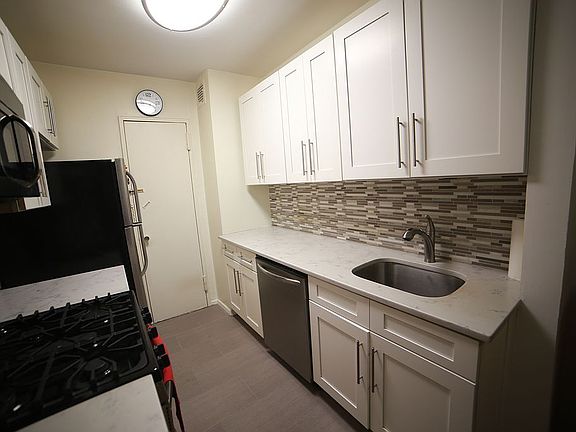 3rd image of 3050 Fairfield Ave APT 5F