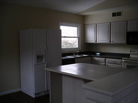 Kitchen w/island and appliance