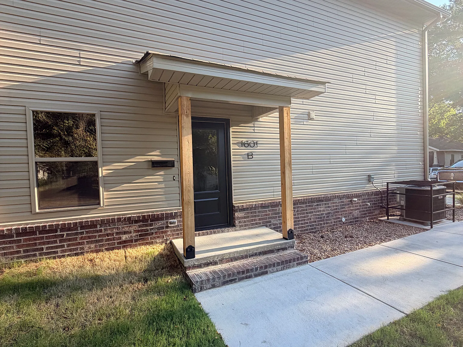 2 bed, 1.5 bath, 1010 sqft, $1,500 — Photo 2
