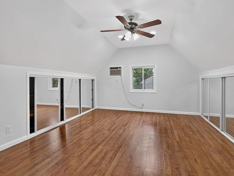 670 John St — Photo 19