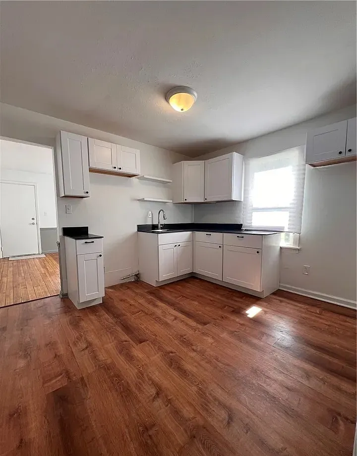 3 bed, 1128 sqft, $1,300 — Photo 2