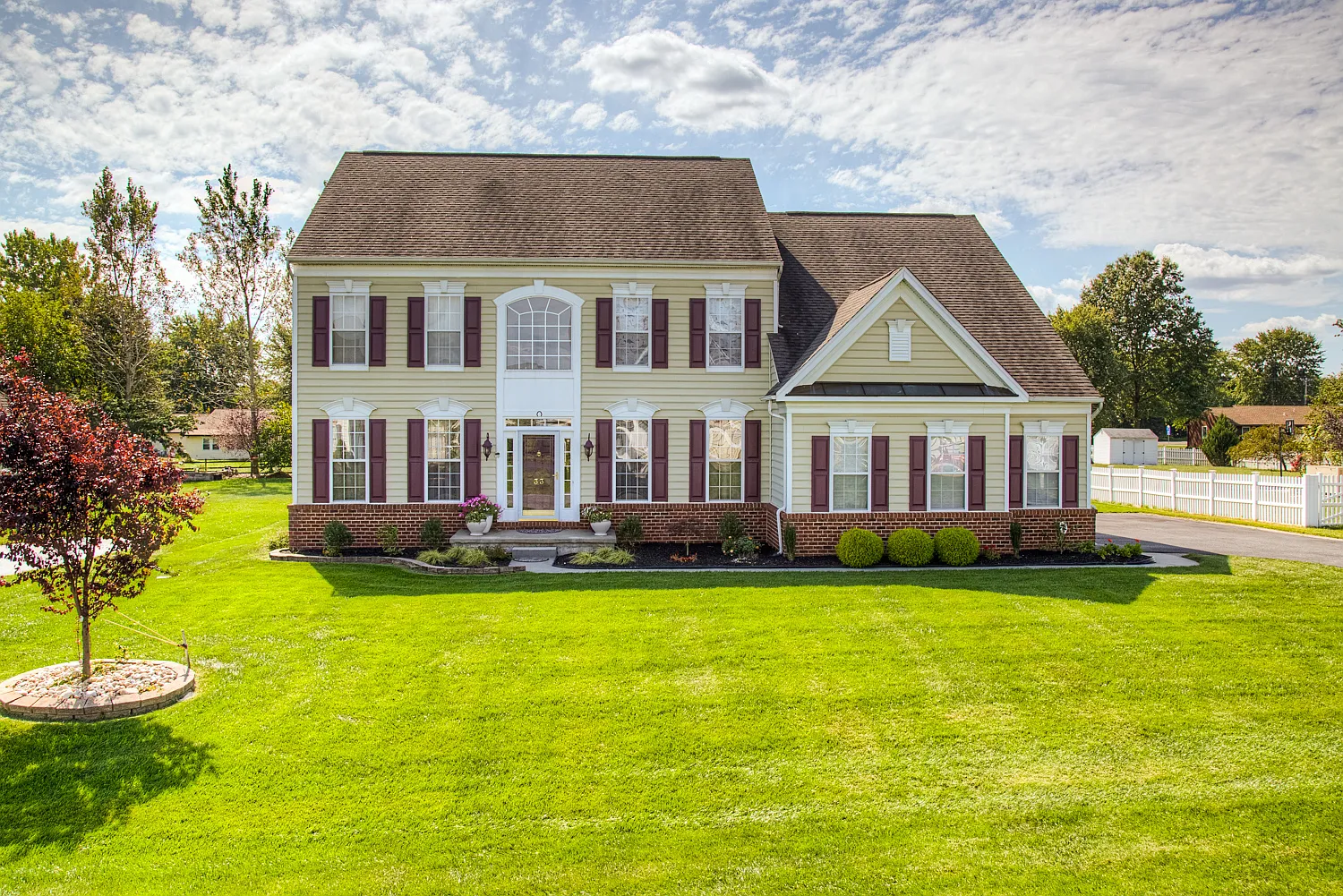 Stunning 4 bedroom, 2.5 bath, 2 story colonial Coming soon — Photo 2