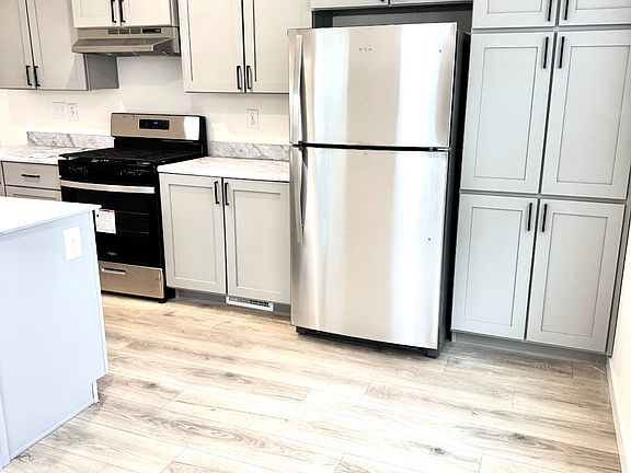 4th image of 222 Goldenrod Ln E