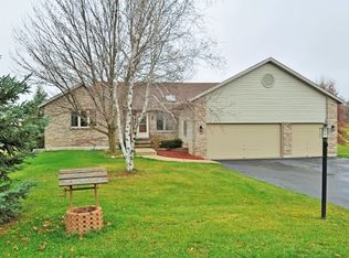 8817 Galleria Ct, Spring Grove, IL 60081