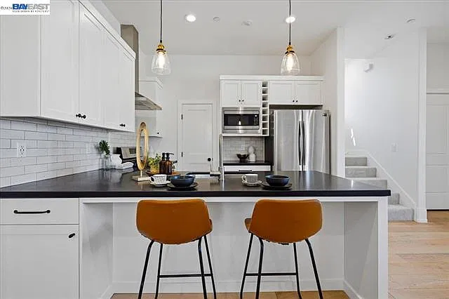 2 bed, 1.5 bath, 1200 sqft, $3,500 — Photo 3