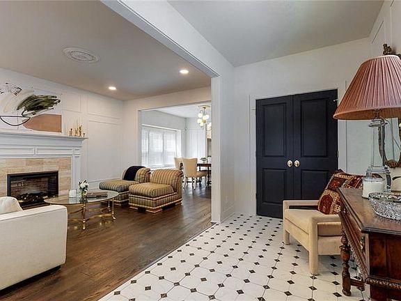 4th image of 1902 W 57th St