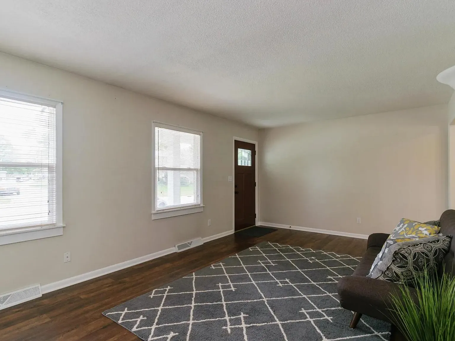 1402 Arthur Dr — Photo 2