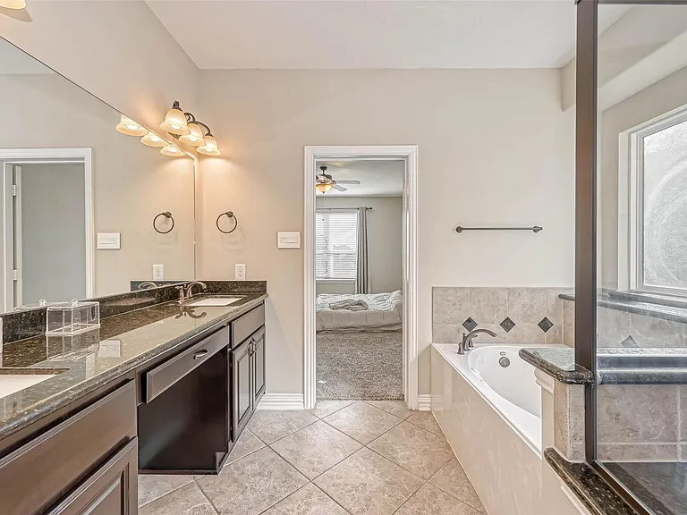 17827 Circular Quay Ln — Photo 32