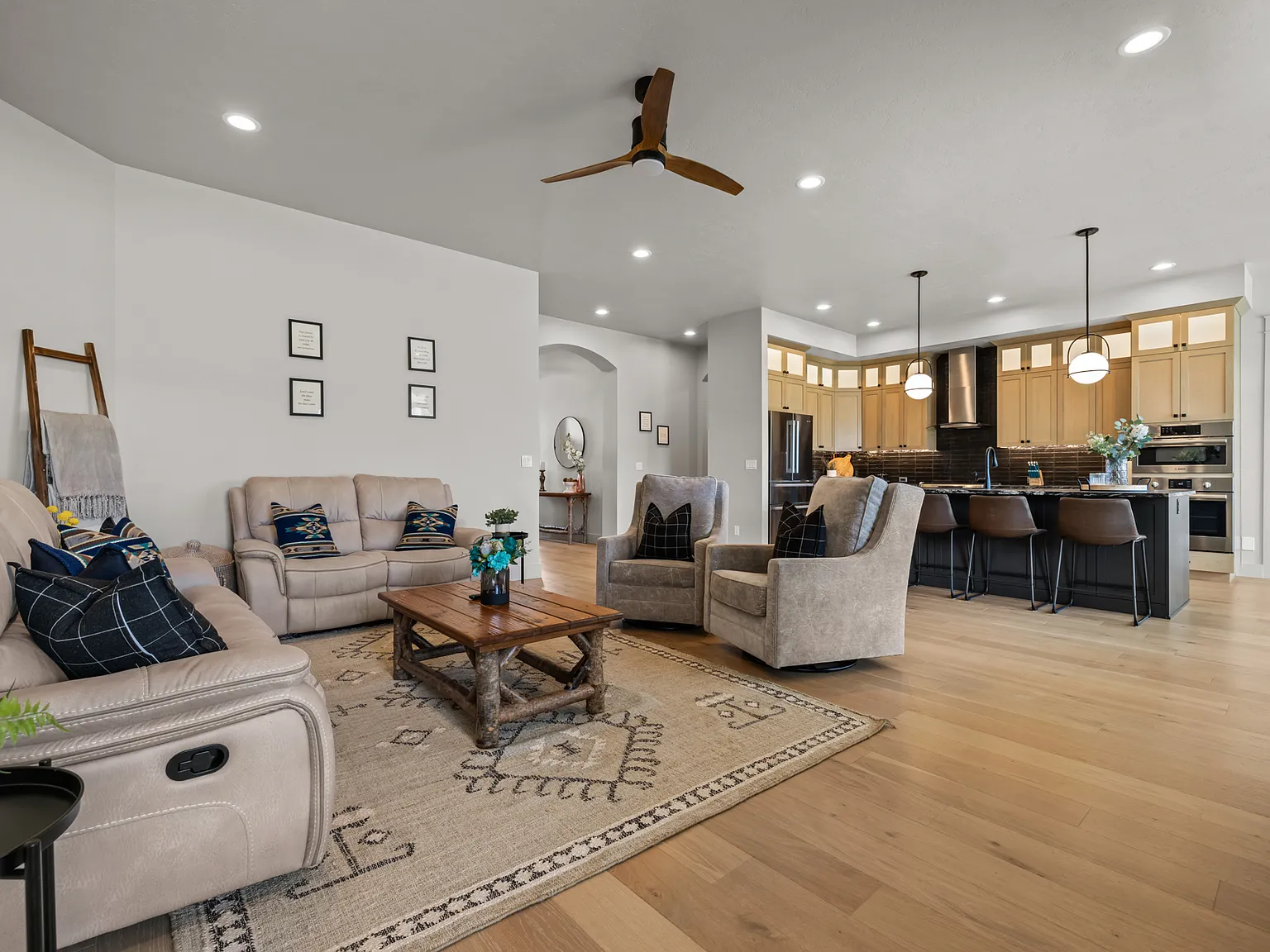 4 bed, 2.5 bath, 2304 sqft, $8,500 — Photo 2