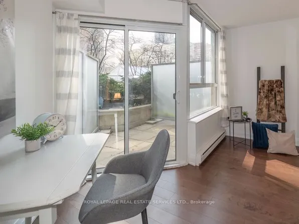 711 Bay St #320, Toronto, ON M5G 2J8