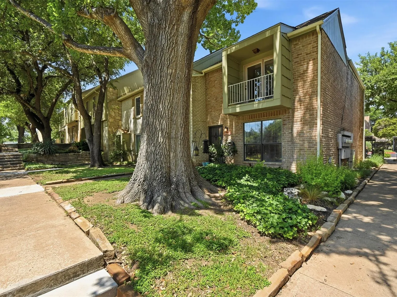 2 bed, 2.5 bath, 1332 sqft, $1,800 — Photo 3