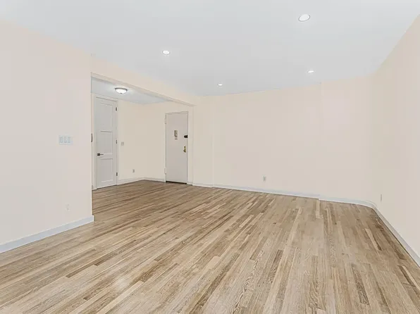 60 East 9th Street image 13 of 27