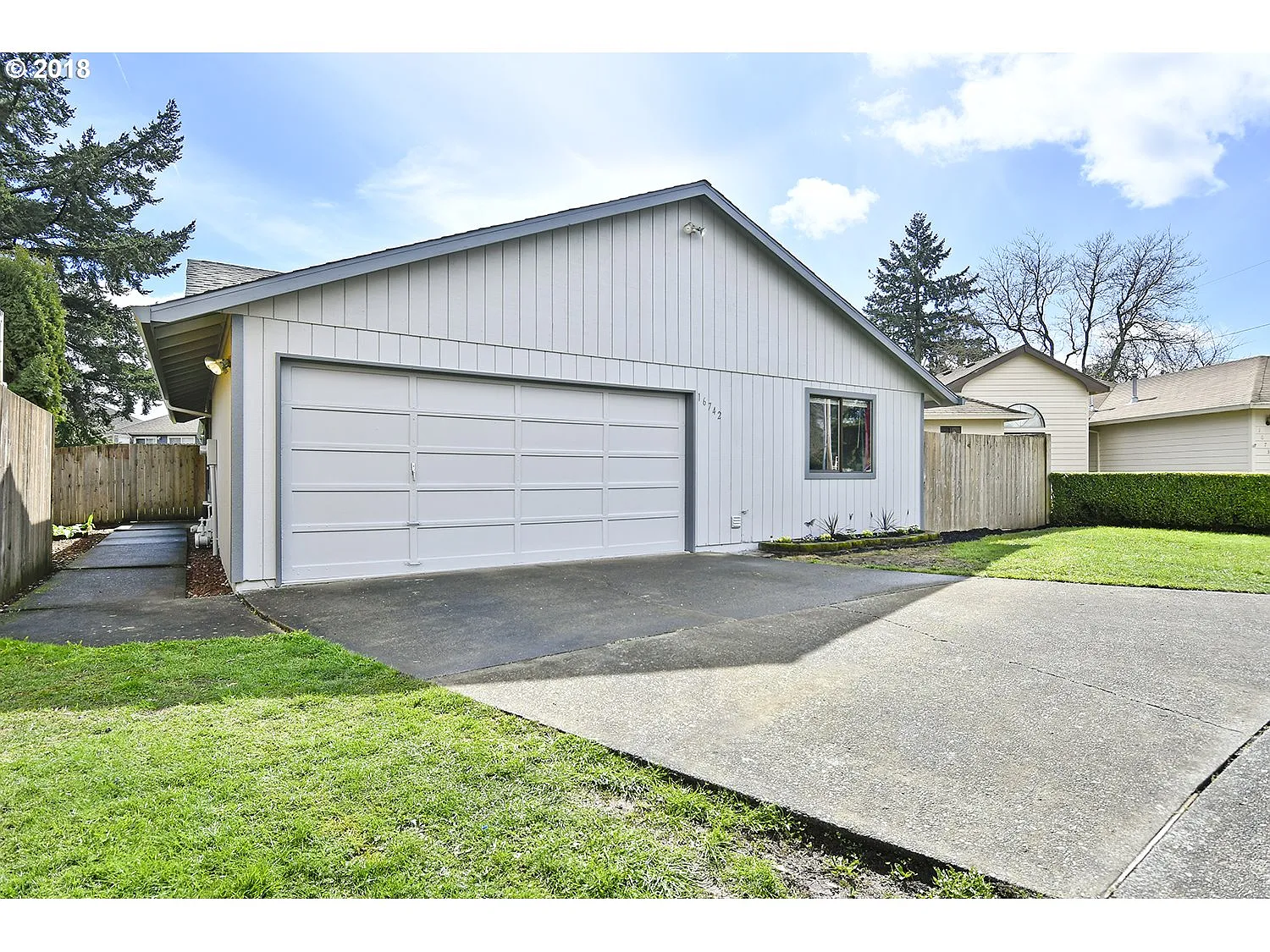 16742 SE Oak St photo 1