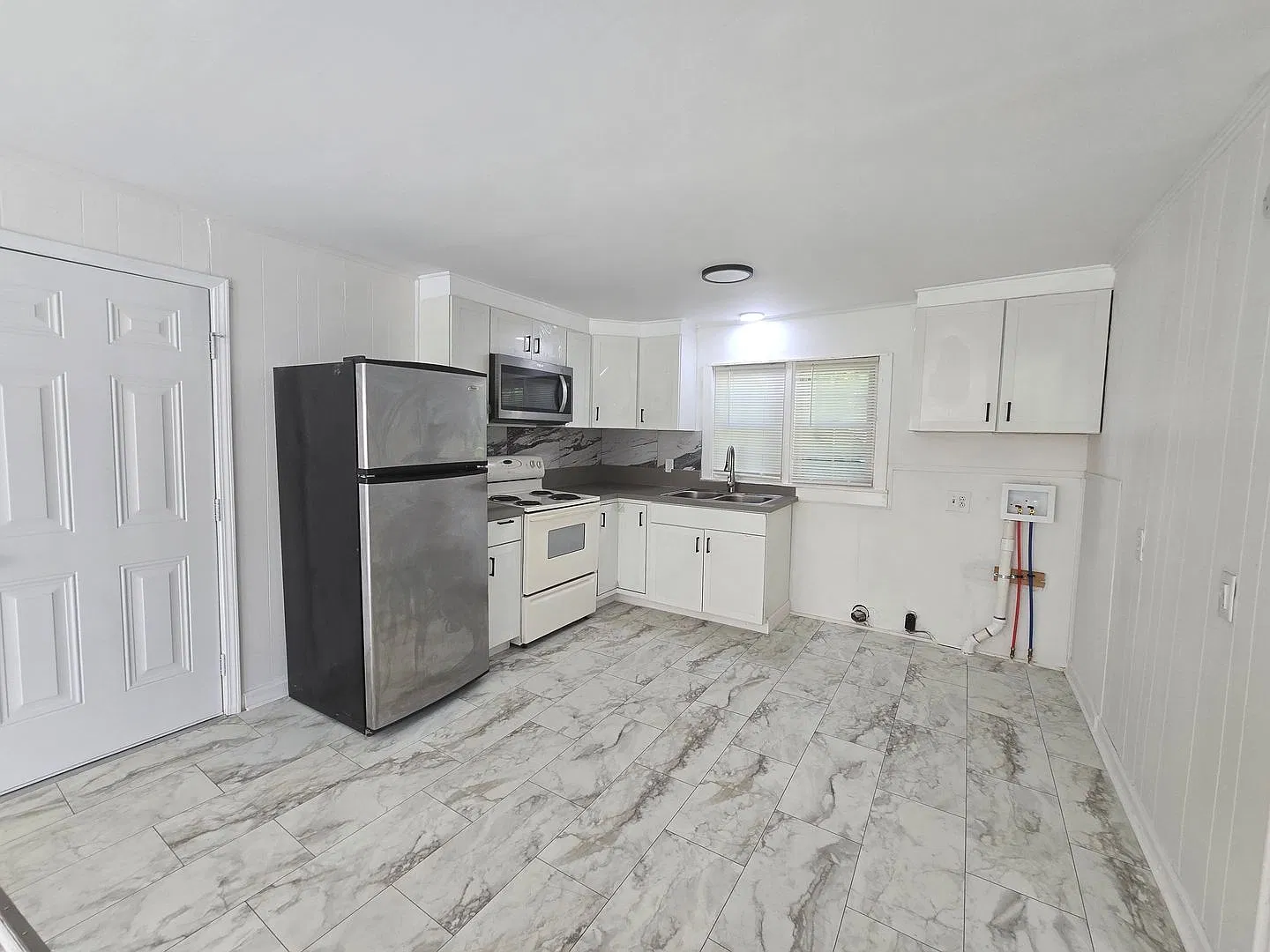 406 Lake Dr — Photo 3