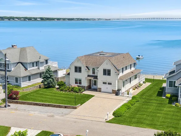 9 Shinnecock Rd, East Quogue, NY 11942