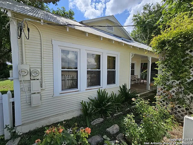 Building Photo - 106 W Specht Rd