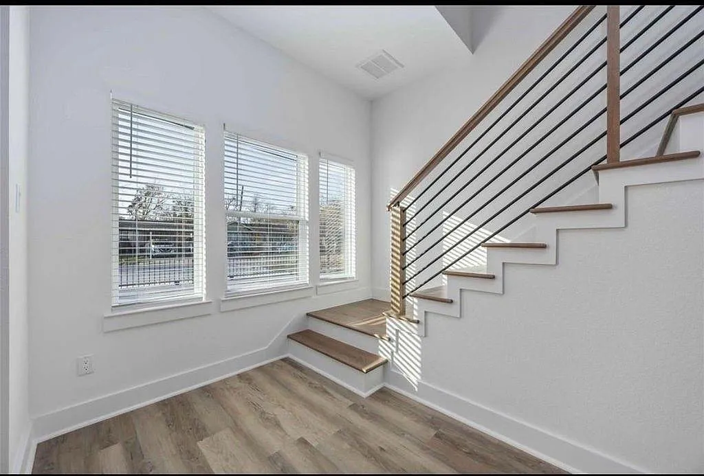 3 bed, 2.5 bath, 1302 sqft, $2,150 — Photo 2