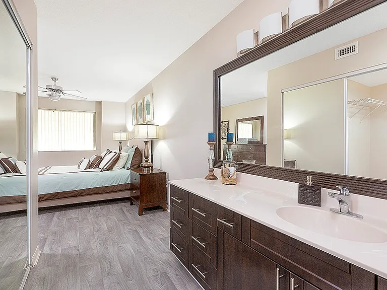Club Lake Pointe Apartments — Photo 13