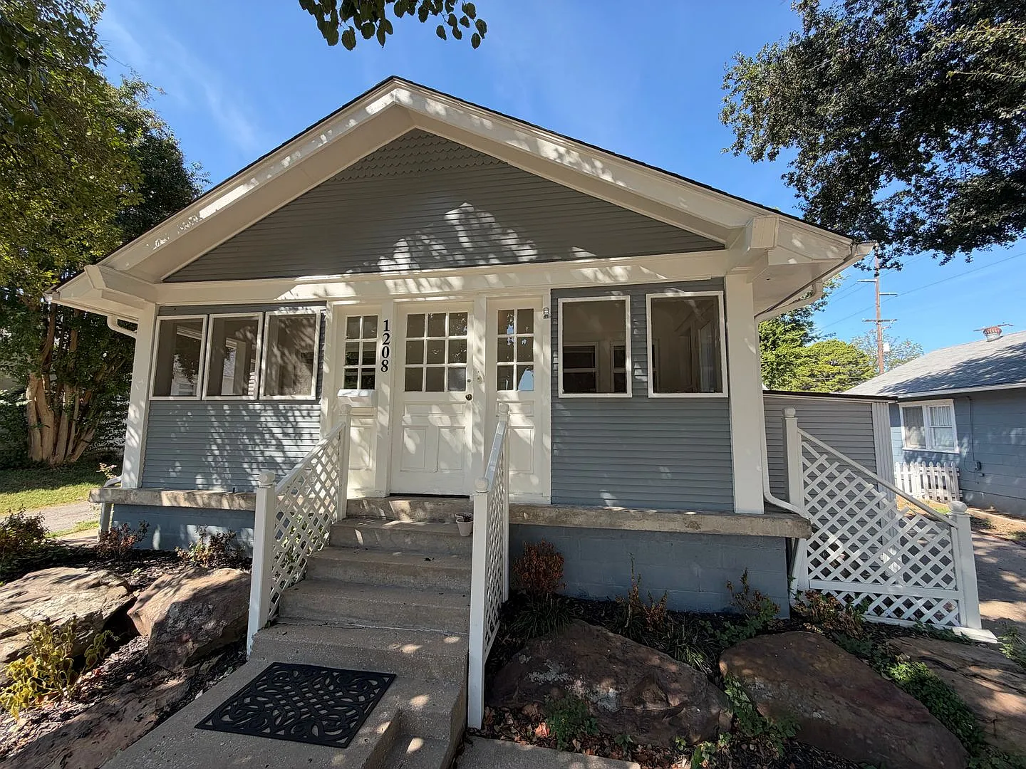 Charming 1920s Midtown bungalow with lots of space and character — Photo 4