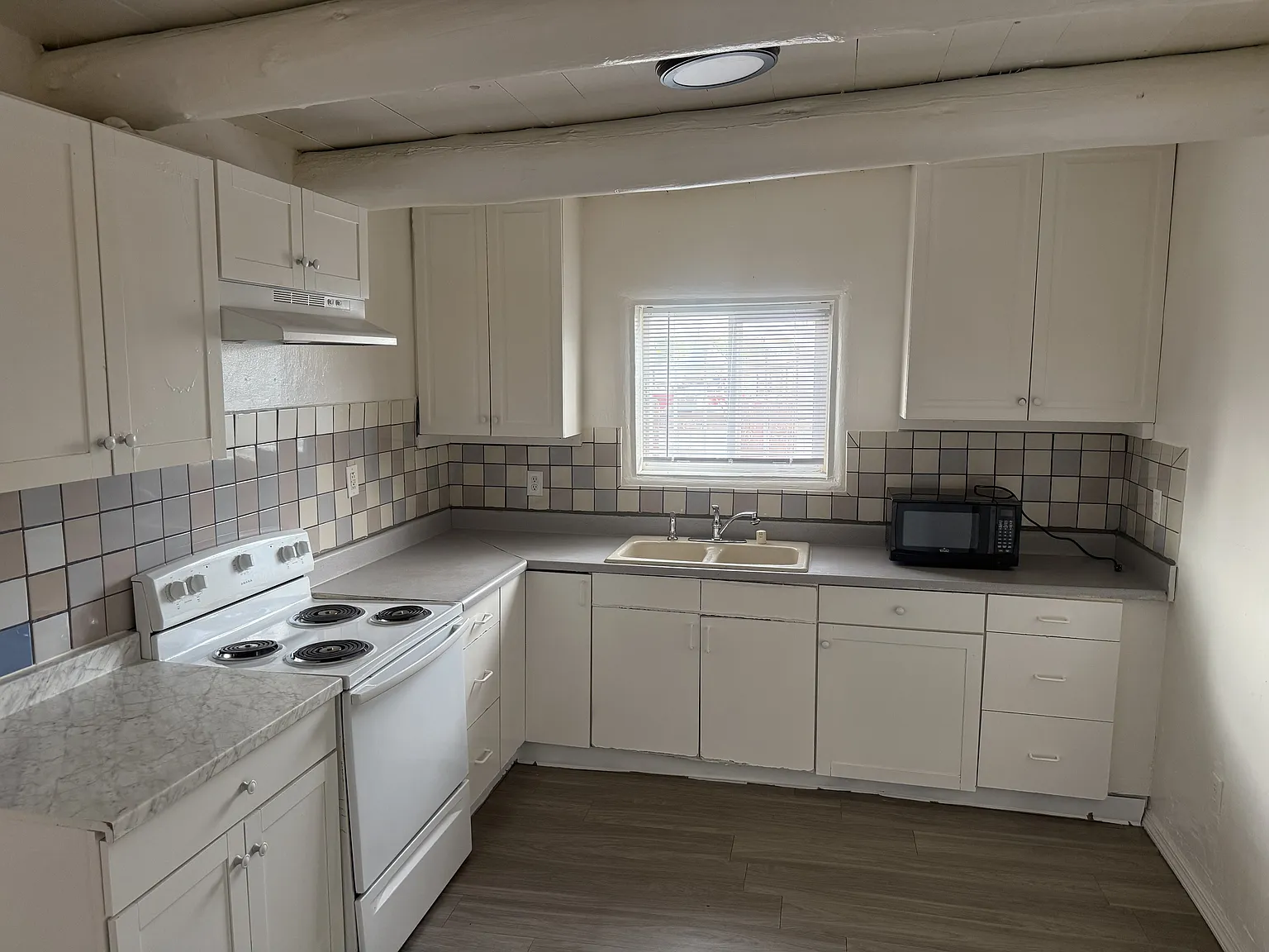 3 Bd / 2 Ba End Unit Apt in the SW — Photo 2