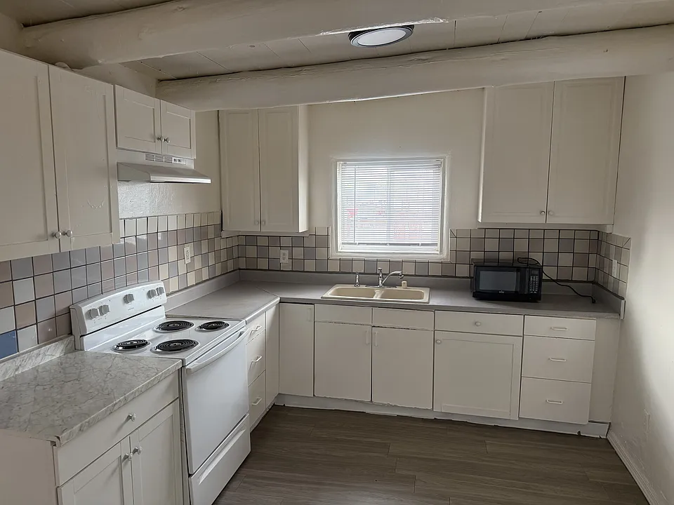 3 Bd / 2 Ba End Unit Apt in the SW
