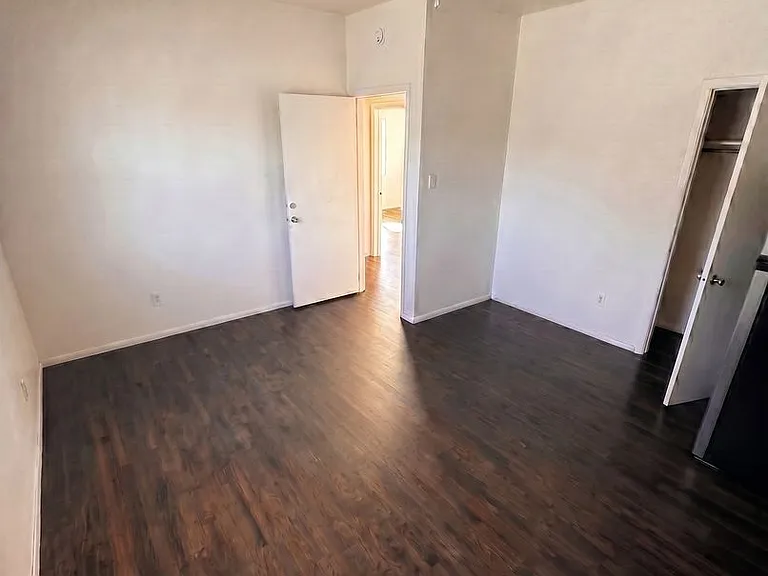 1263 Empire Ave — Photo 2