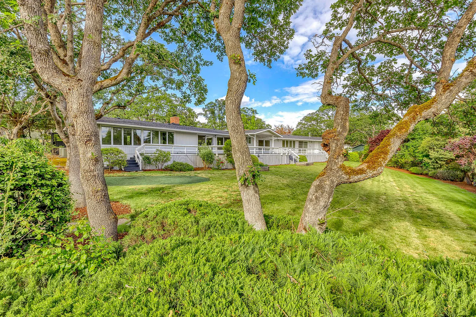 320 Windsor Ave photo 1