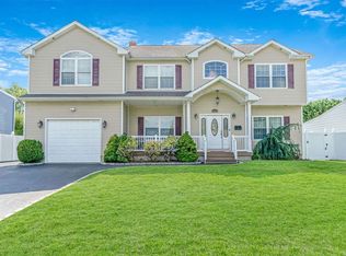 759 S Walnut St, Lindenhurst, NY 11757