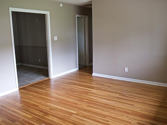 4th image of 3605 Whalen Ave