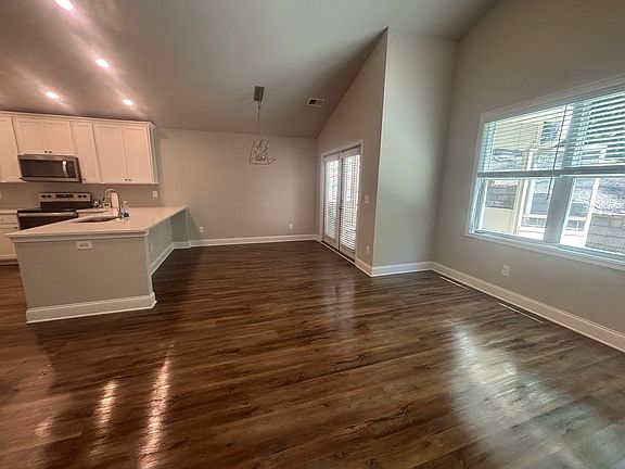 4th image of 110 Fort Smith Ct
