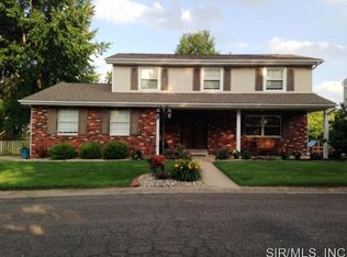 5015 Kingsmire Dr, Godfrey, IL 62035