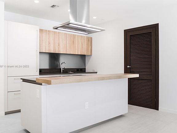 3rd image of 1000 Brickell Plz #1807