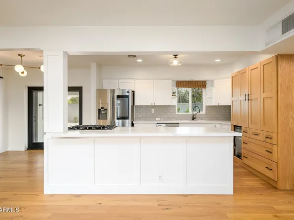 2001 N 38TH Place, Phoenix, AZ 85008