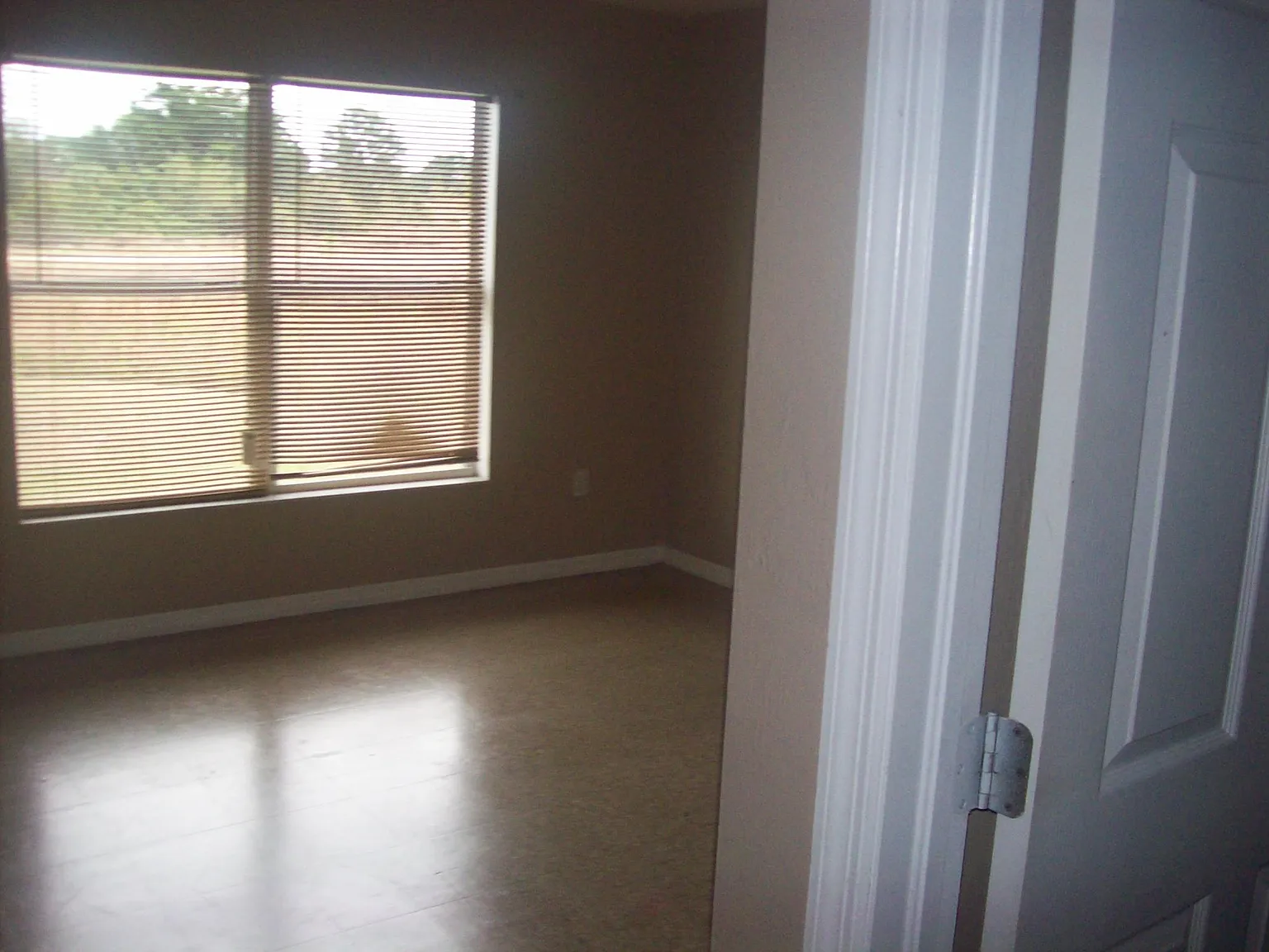 3 bed, 1300 sqft, $1,400 — Photo 4