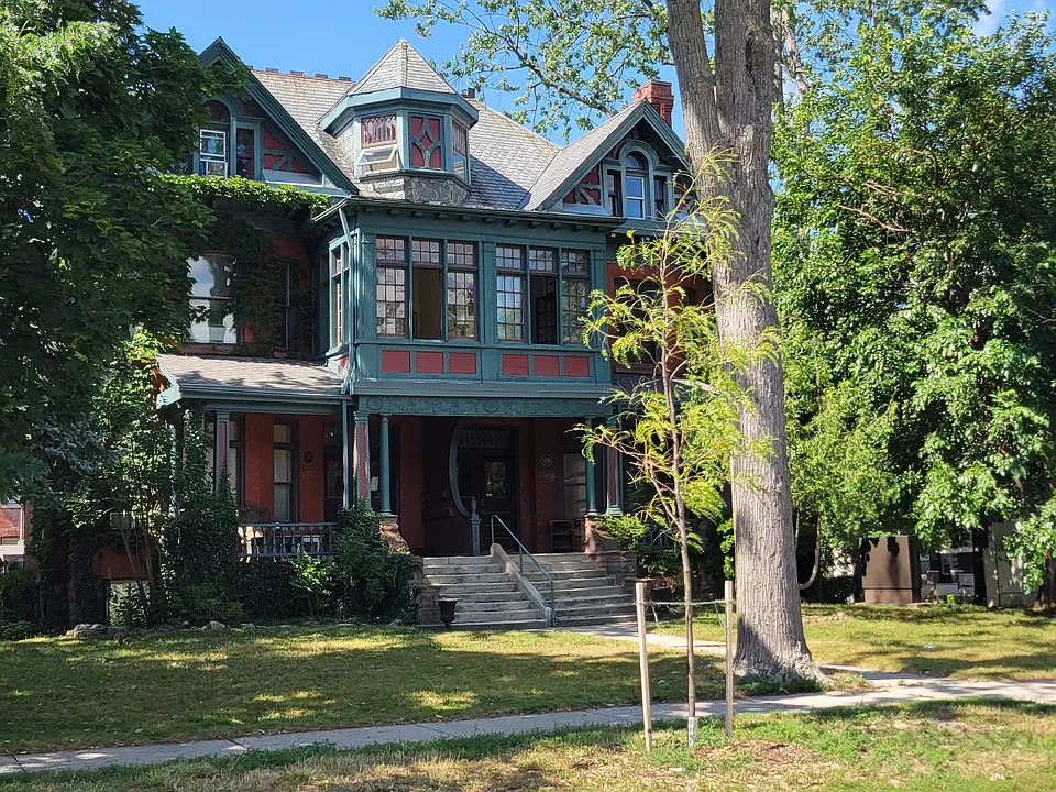 300 Princess Ave #8