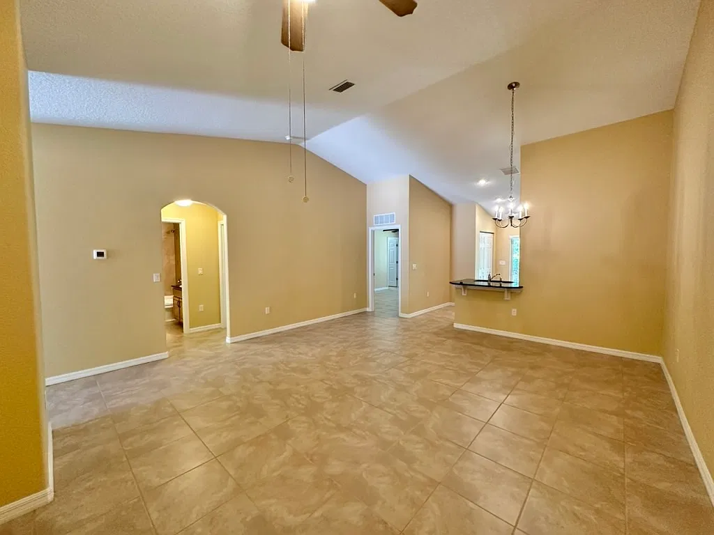 3 bed, 1211 sqft, $1,600 — Photo 4