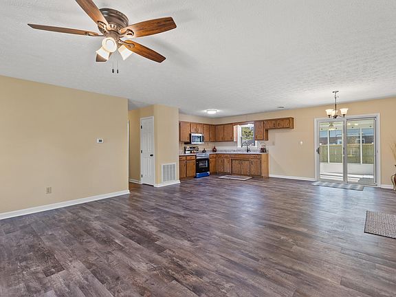 4th image of 215 Lakeview Dr