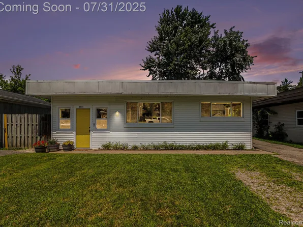 3914 Cresthaven Dr, Waterford, MI 48328