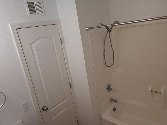 4th image of 1138 E 2nd St APT D