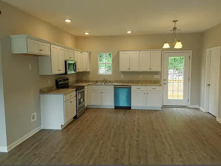 3 bed, 1196 sqft, $1,800 — Photo 2