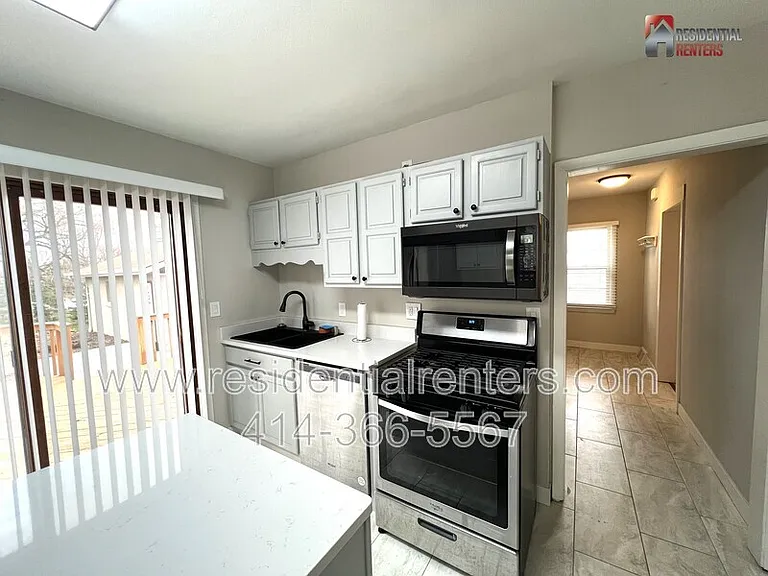 10918 W Wells St — Photo 5