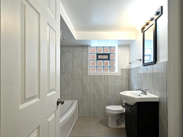 1018 S 11th Ave #G — Photo 2