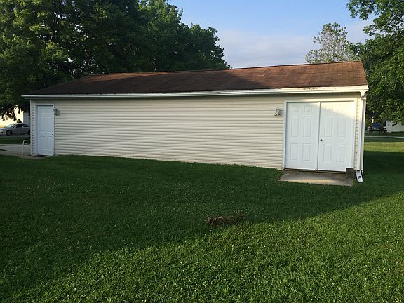 24 X 40 Garage. Spacious!