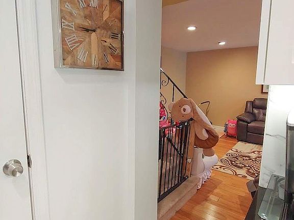 5th image of 333 Clubhouse Ct