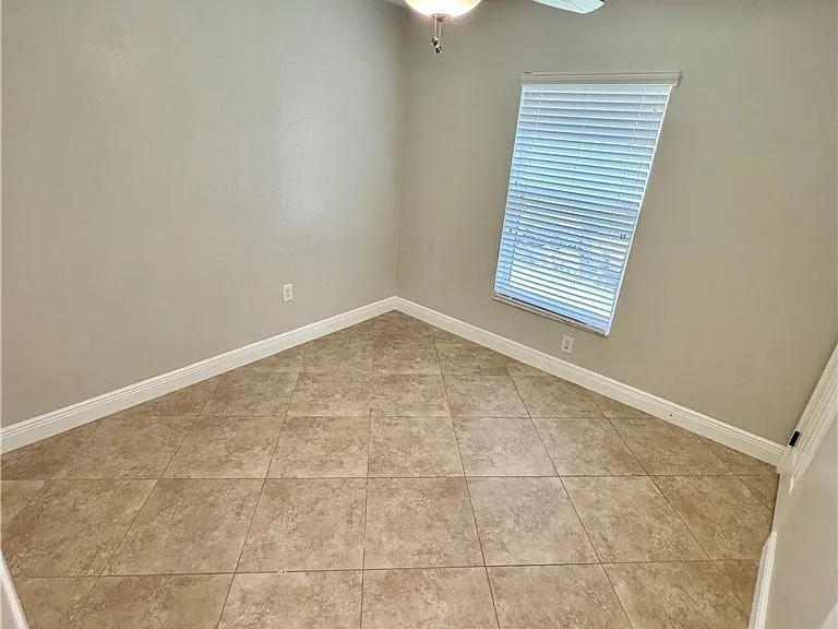 3829 SW 17th Pl — Photo 25