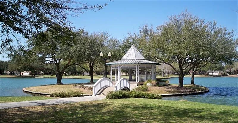 3 bed, 2.0 bath, 2297 sqft, $2,700 — Photo 4