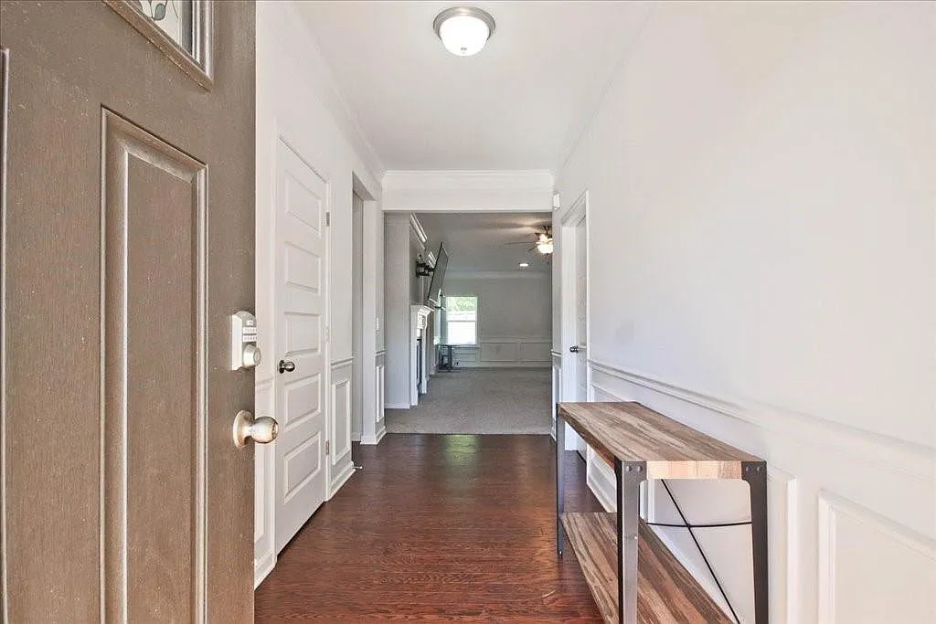 4 bed, 3.5 bath, 2412 sqft, $3,800 — Photo 3