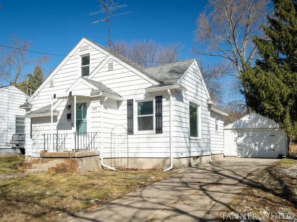 1723 Hillmount St NW, Grand Rapids, MI 49504