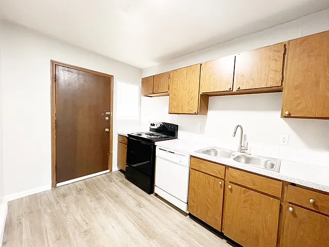 Pelican Hill Apts - 637 Pleasant Ave - 202 — Photo 3