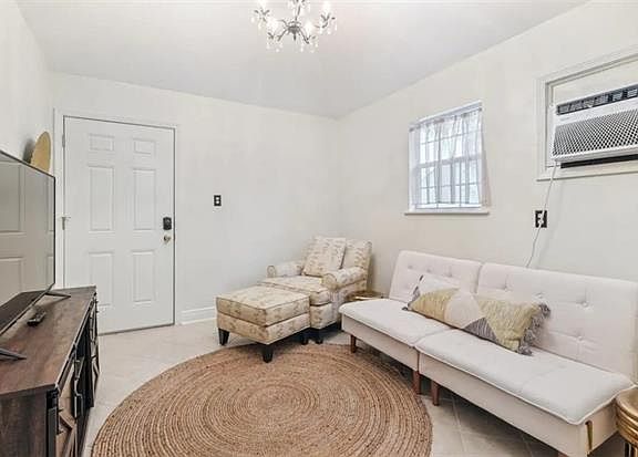 3rd image of 2119 Gov Nicholls St #D